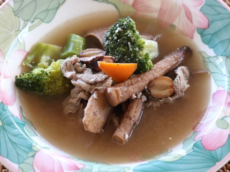 黄耆・牛膝・芡実の羊肉スープ