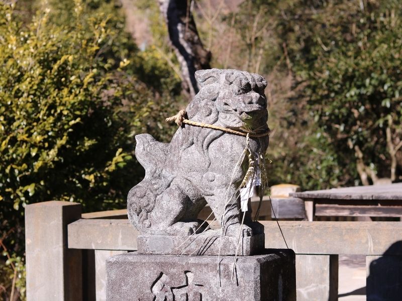 里山のお寺の狛犬
