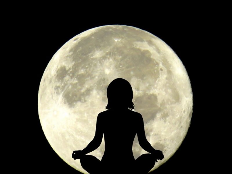 月ヨガで瞑想する女性